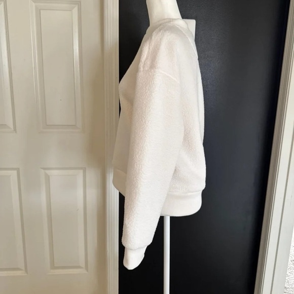Everlane The ReNew Fleece Oversized Crew
In Bone 
Size Small - Picture 9 of 12